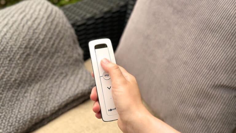Styr dine elektriske markiser, pergola og screens med app og fjernbetjening