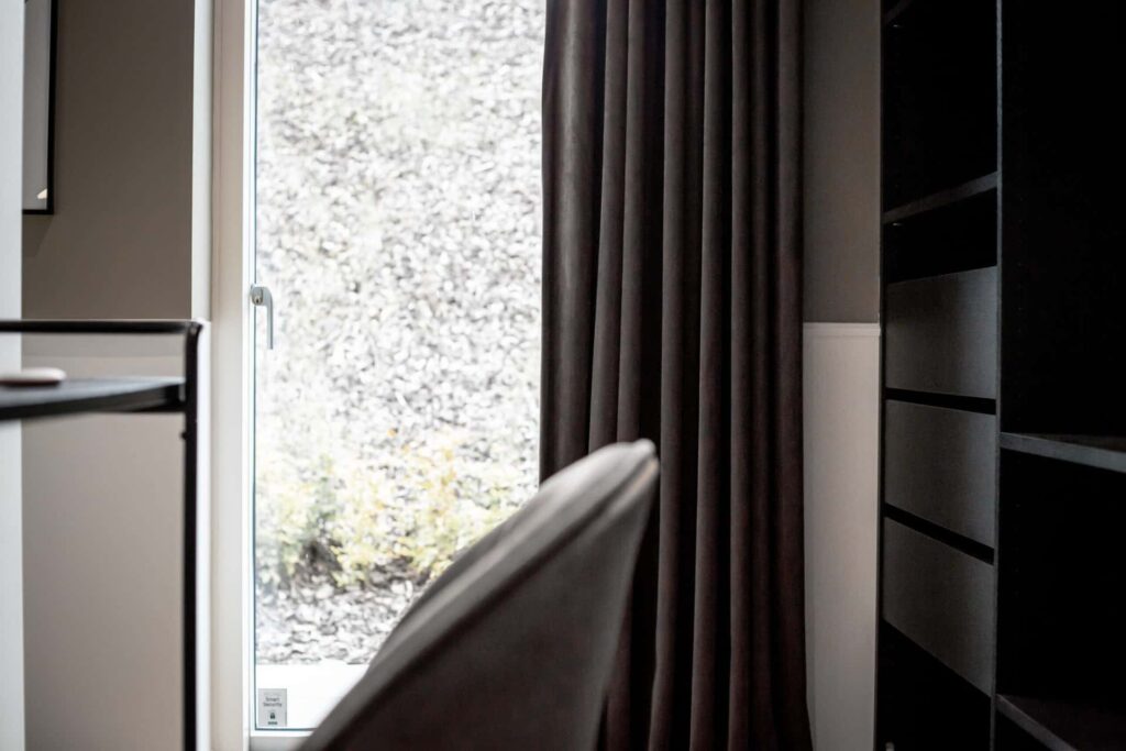 Velourgardiner til kontor