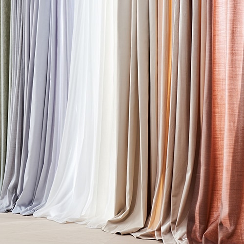 Stort udvalg af billige gardiner i vores gardinbus