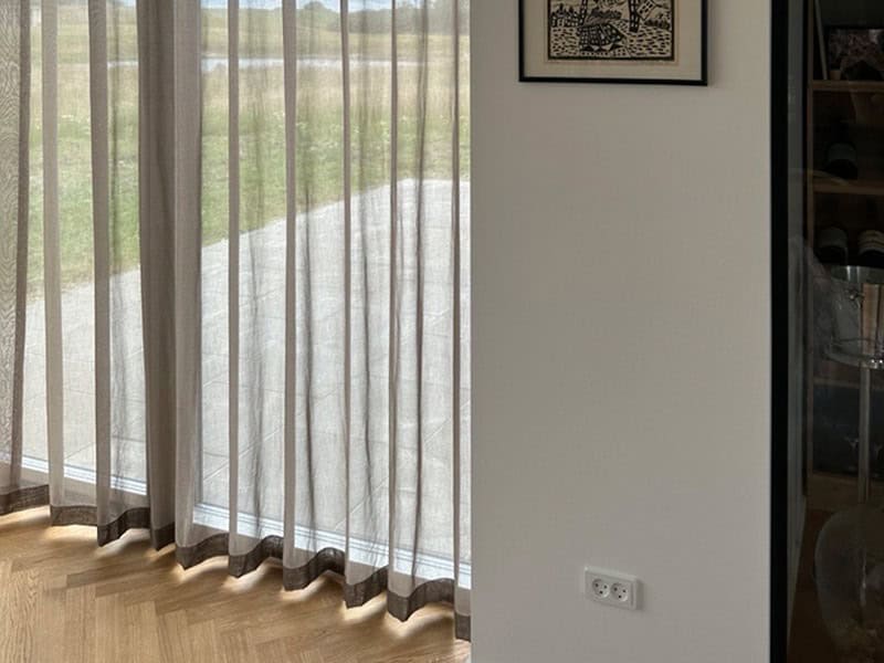 Elegante stofgardiner i moderne hjem