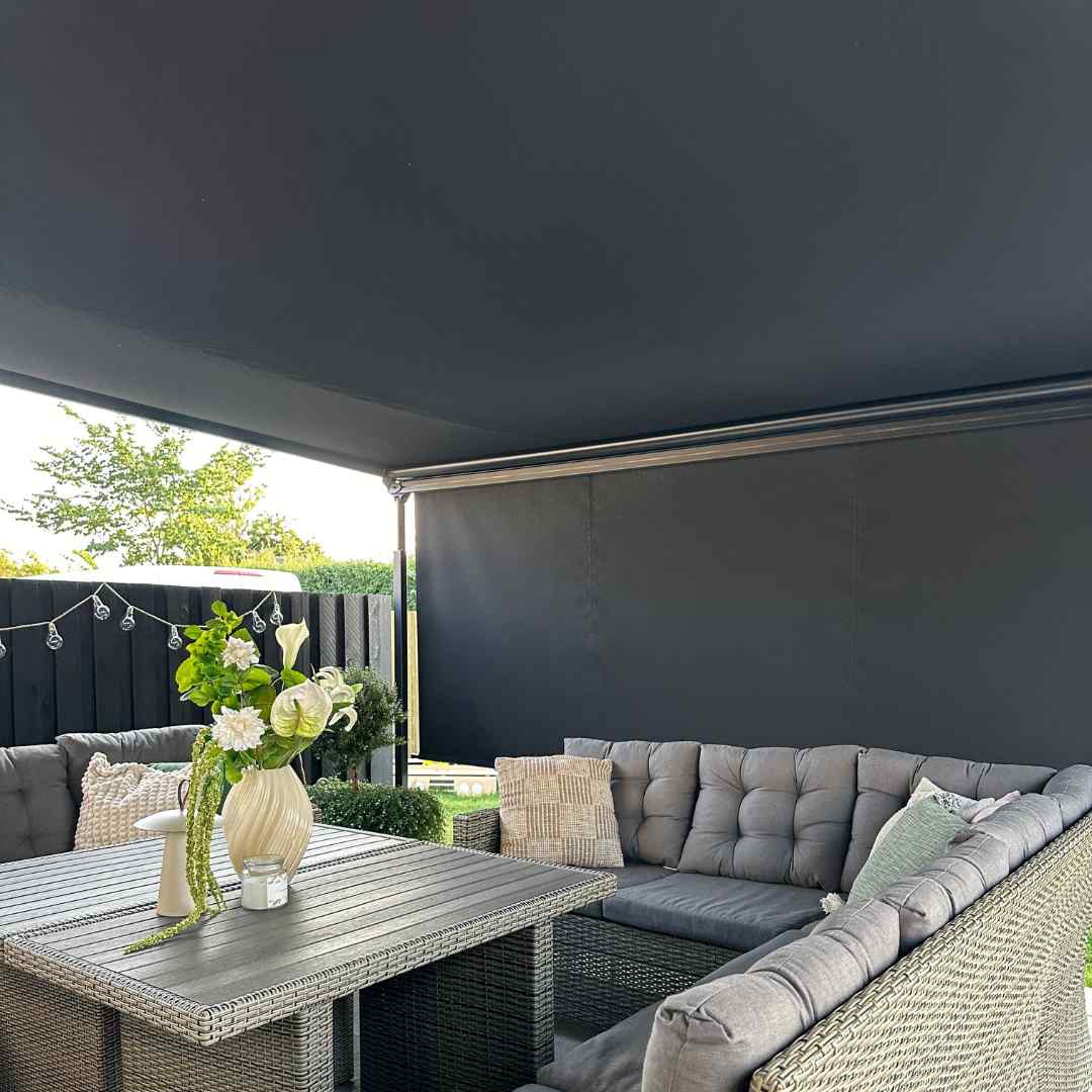Sort pergola med screens til aftensolen
