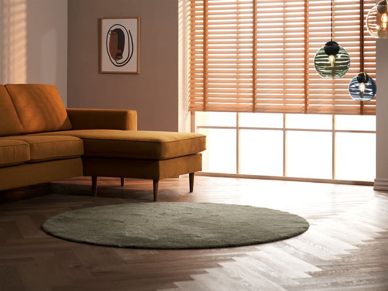 Træpersienner giver varm og naturlig kontrast