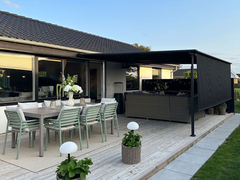 Udendørsrum med en sigma pergola