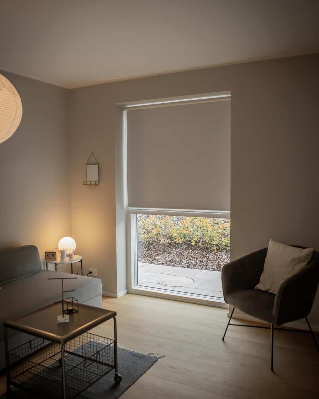 Styr dine elekstriske gardiner med fjernbetjening eller app