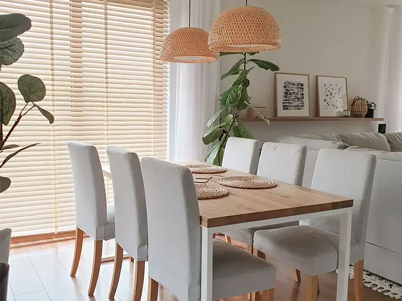 Spisestue med moderne design og naturlige træpersienner i vinduet