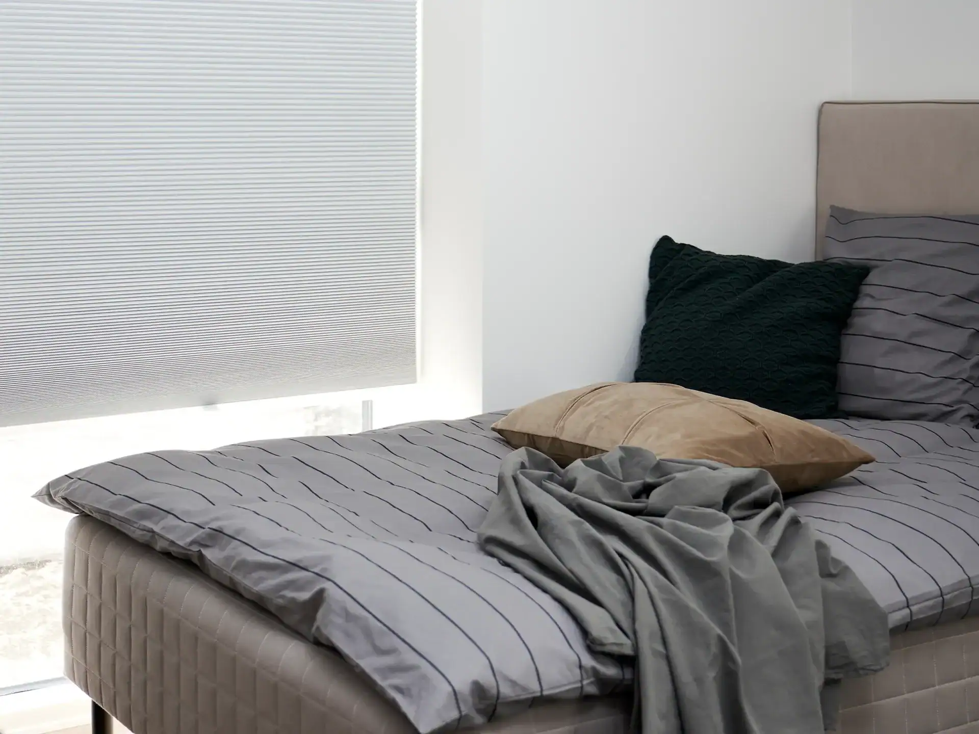 Soveværelse med mørklæggende plisségardiner