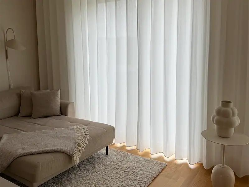 Hvide lange stofgardiner
