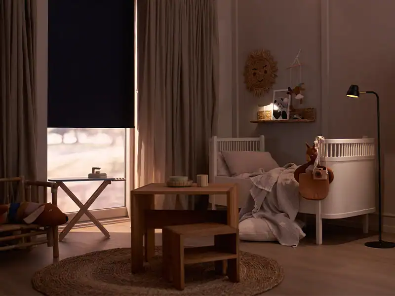 Børneværelse med mørklæggende rullegardin