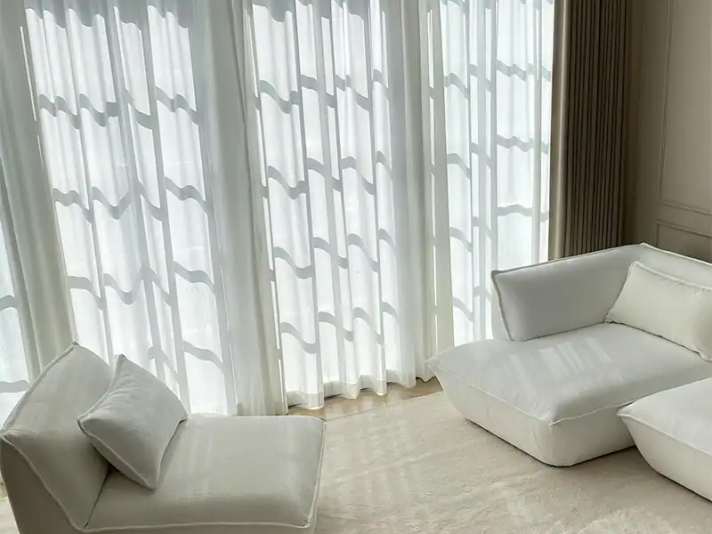 Stue med 2 lag stofgardiner