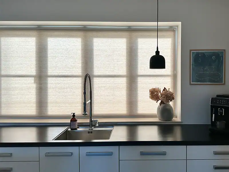 Plisségardin med snoretræk i køkken