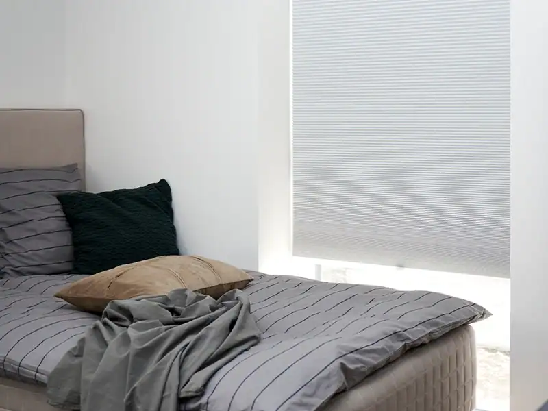 Soveværelse med mørklæggende plisségardin