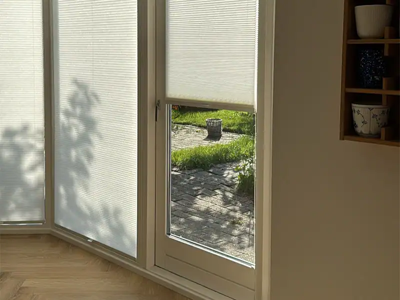 Hvidt plisségardin i terrassedør