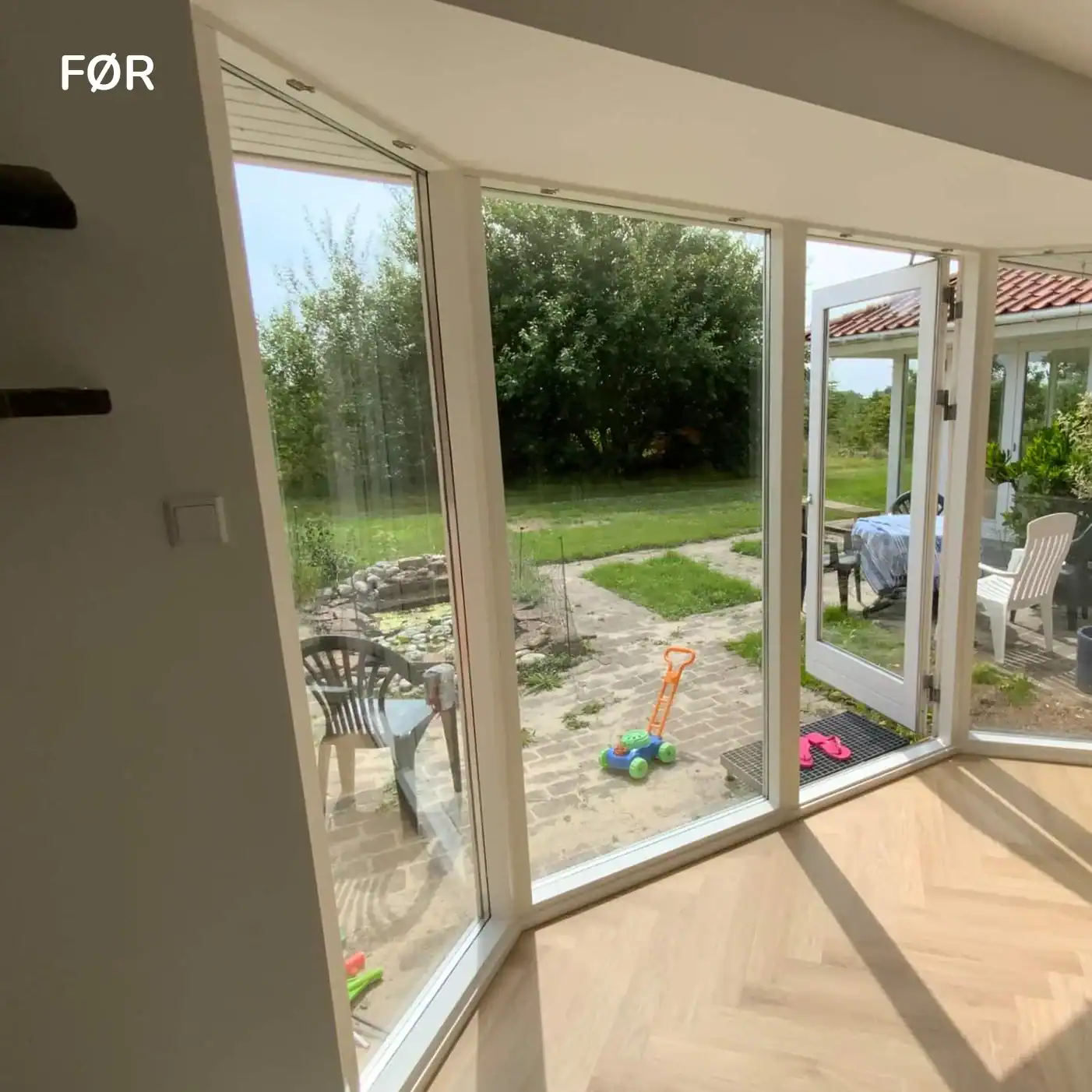 Før billede af plisségardiner i køkken