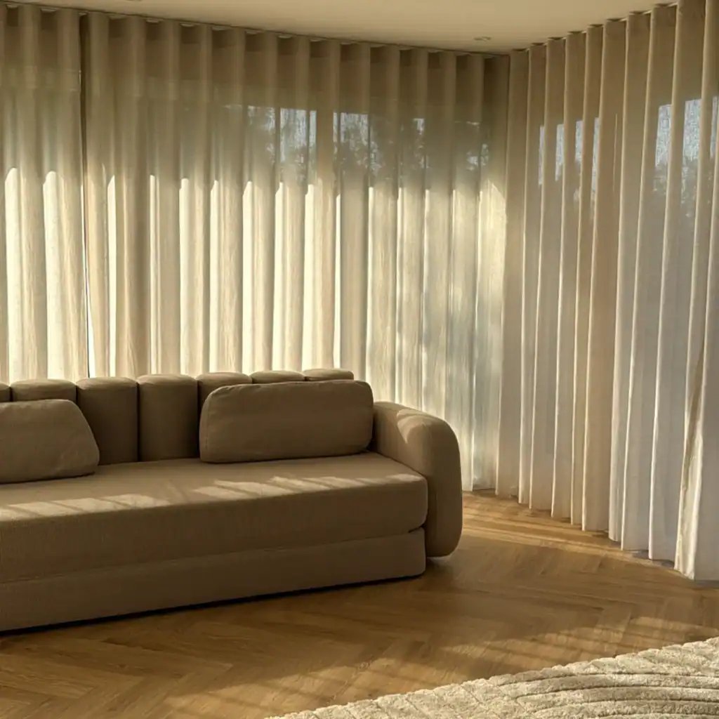 Stofgardiner med wave giver ro i stuen hos Kathrine