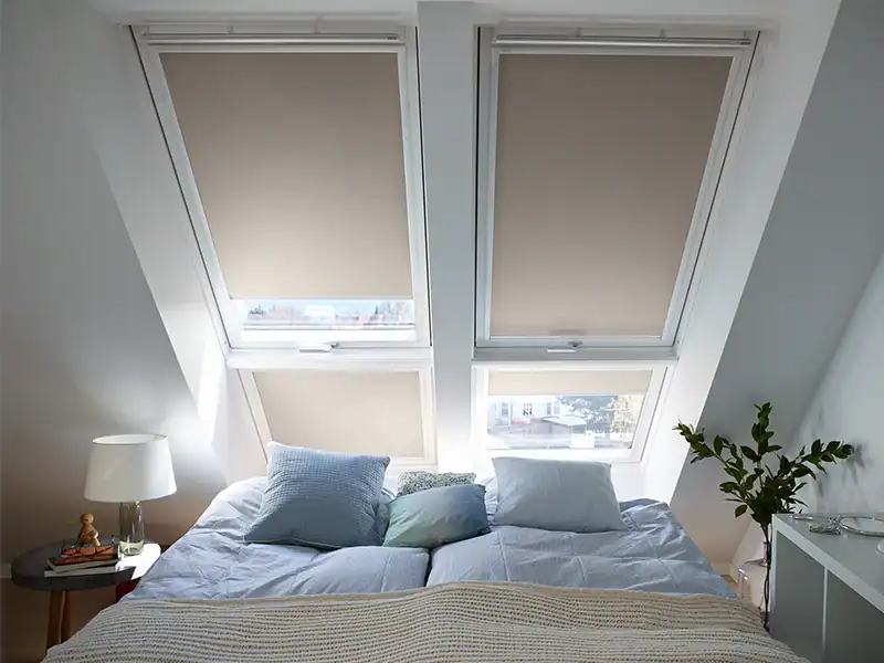 Beige rullegardiner med 30%